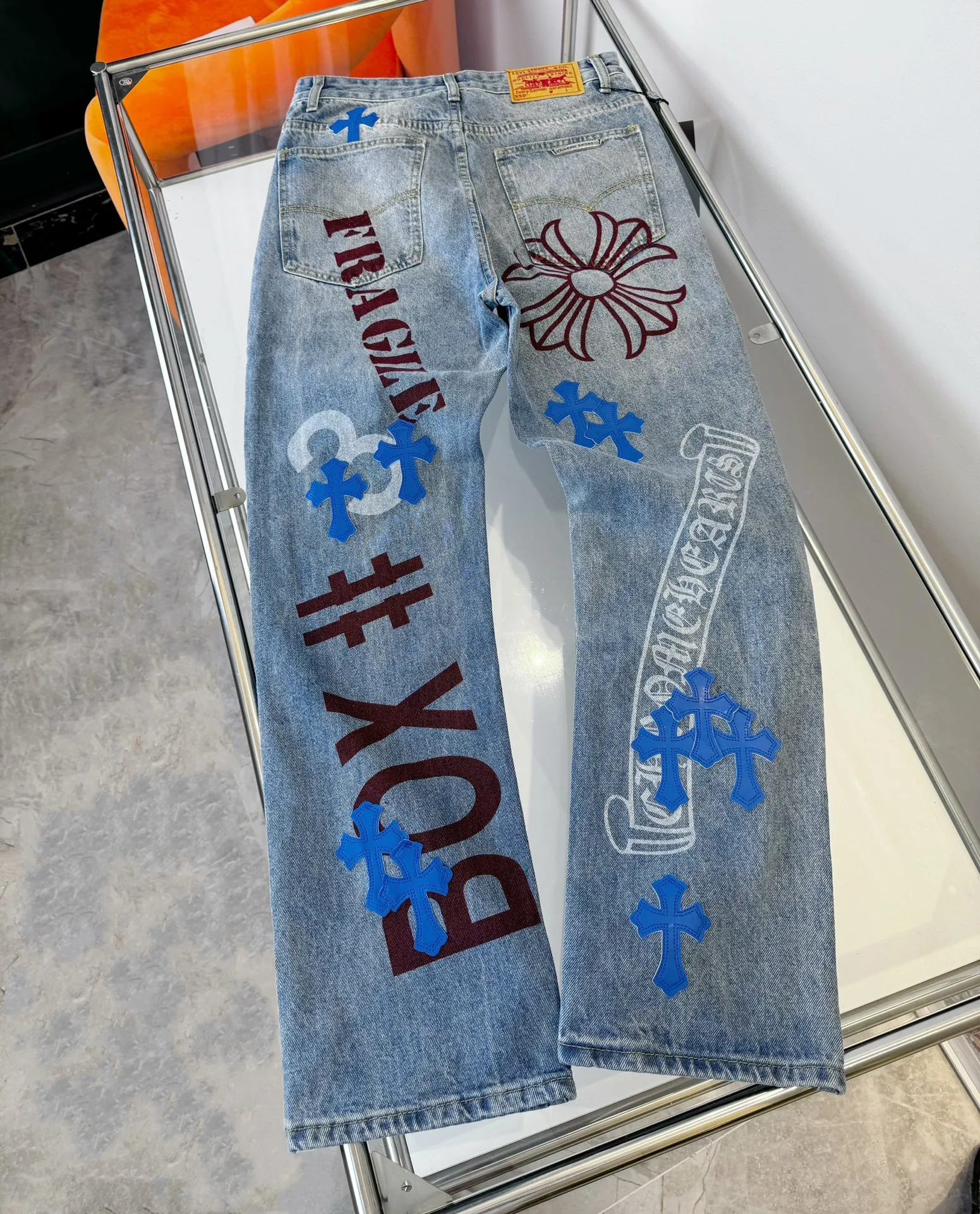 🅿️290 Style No.: D71 Chroe Hets CH Chroe Hetzer washed blue jeans, ceiling-level jeans, a pair is hard to find at the counter‼ ️ About Zangyin ✅ This is an extremely luxurious fashion brand that can also be called the aristocracy of the high street. It has always been an exclusive brand for some hipsters or the rich second generation. The color of this model is already very eye-catching by using a unique washed material. It is decorated with pink patchwork cross flowers, which cleverly highlights the charm of the brand. Secondly, this model adopts a classic high-waist cut design, which highlights the long legs and fashionable temperament of the upper body. The brand is highly recognizable and the slim-fitting configuration is more suitable for daily wear. The personality will be fashionable and the specifications can be seen at a glance. Materials and technology ✅ Needless to say, this point goes without saying. As an excellent craftsman brand, Zangyin's requirements for details and craftsmanship are really perfect. The washed color of this model has gone through a lot of processes, not to mention the embellishment of the denim appliqués. It is also purely handmade and sewn. Just like what they believe in, only handmade things have soul and have the meaning of wearing. A top-notch heavy-duty fashionable denim item, recommended by both hands‼ ️Size# 28 30 32 34